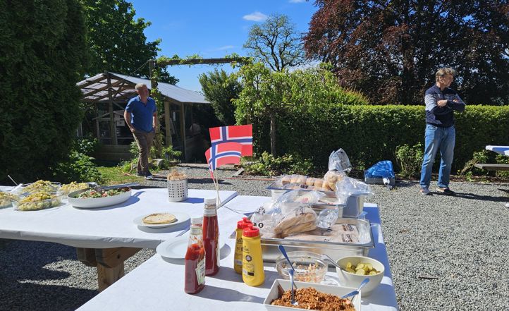 et par menn som står ved siden av et bord med mat på