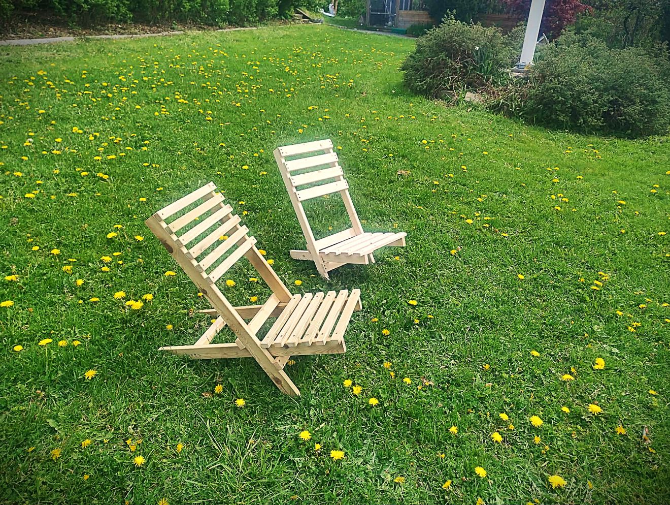 to trebenker i en park to trebenker i en park