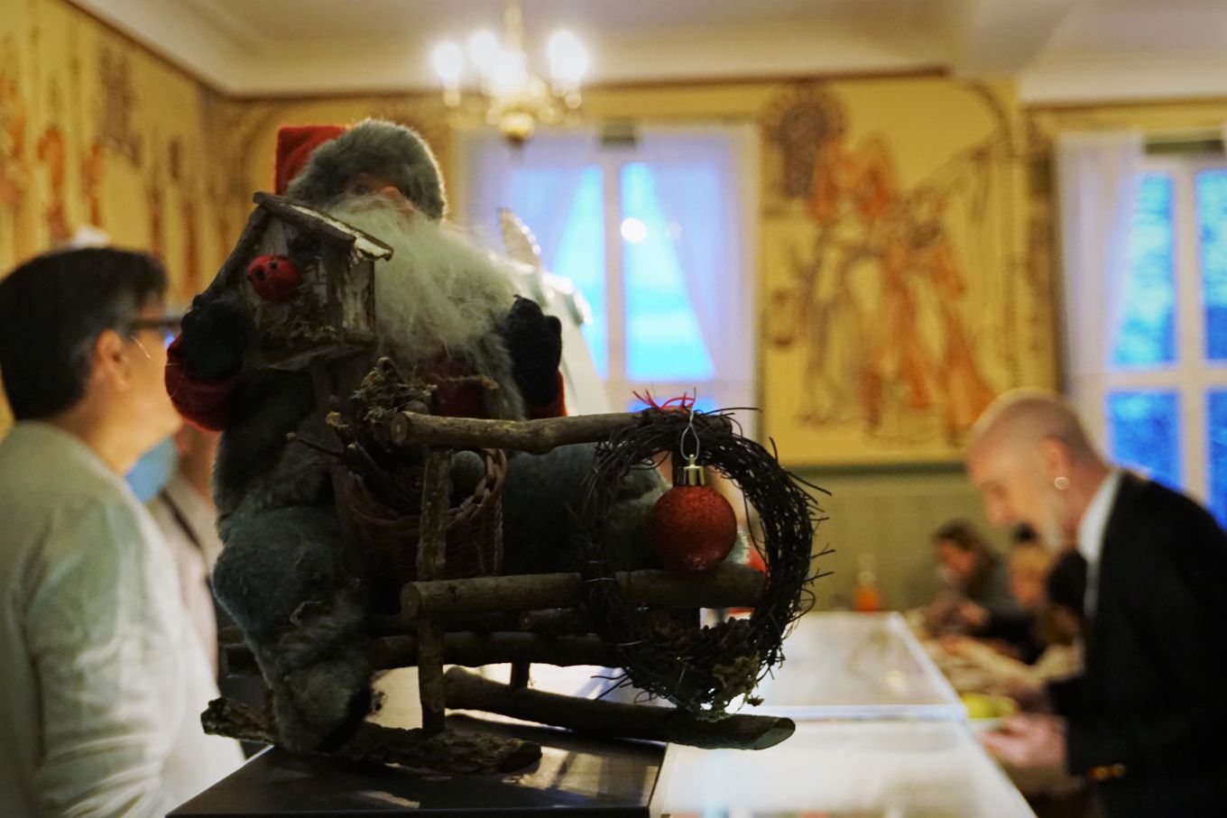 Nilde av en liten nisse på slede.