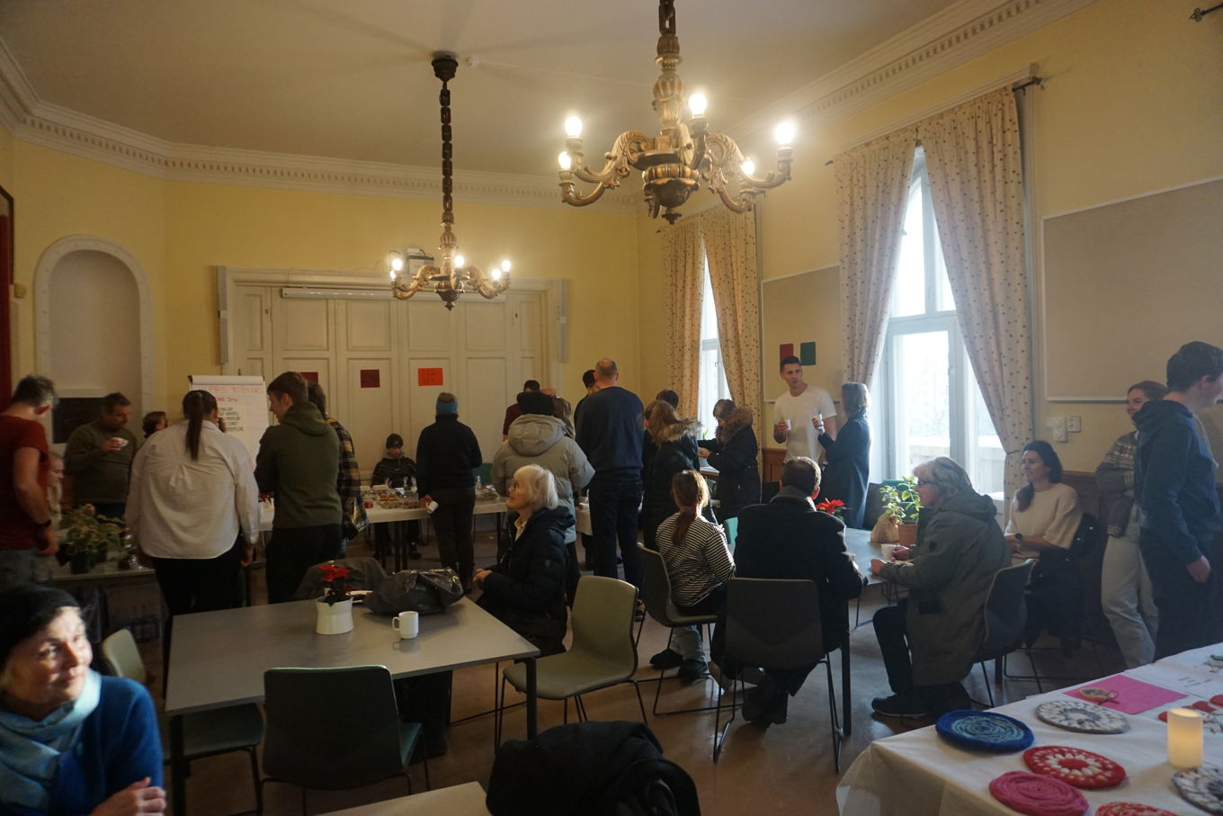 Bilde av julemarked i storsalen.