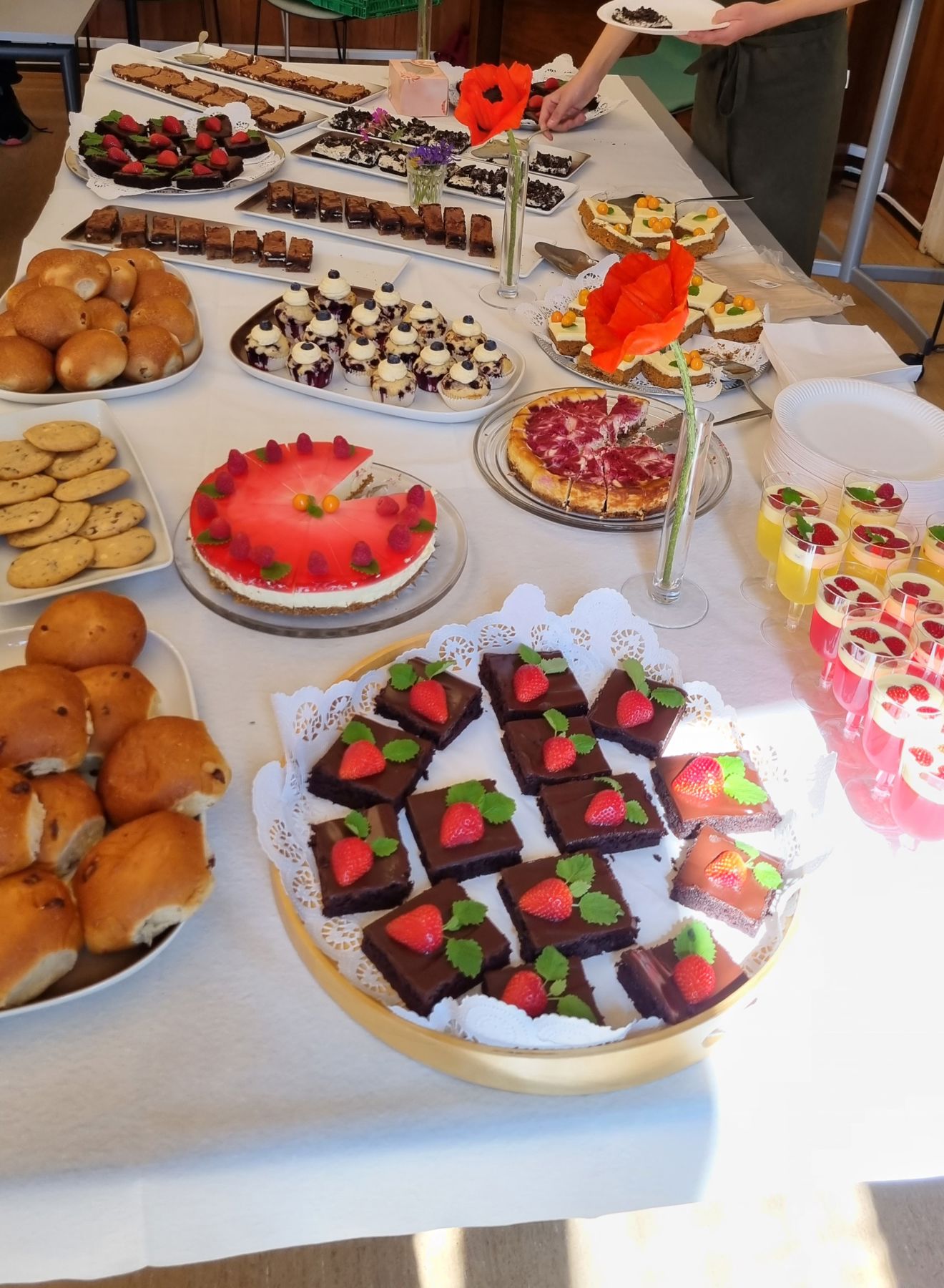 Et bord fullt av kaker