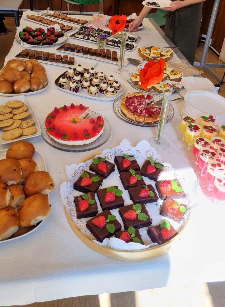 Et bord fullt av kaker