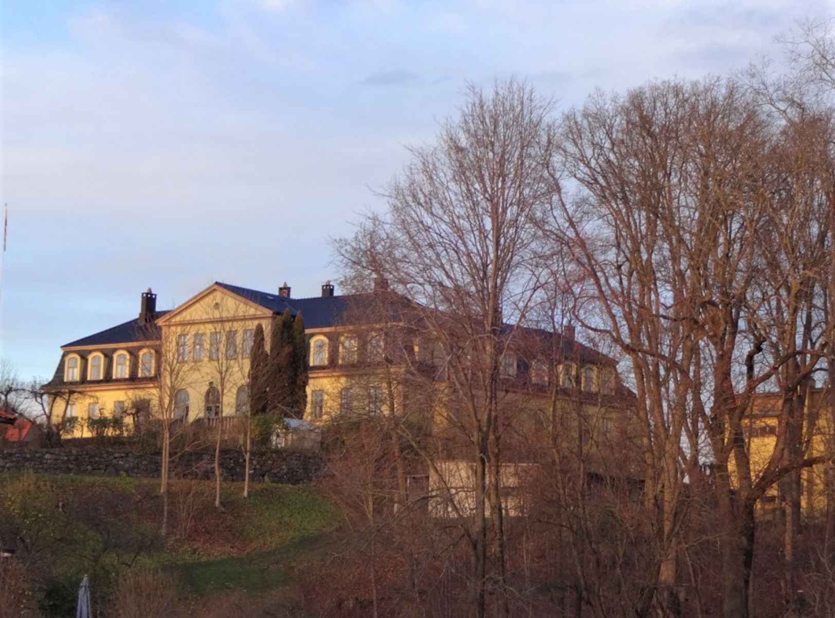 Skolen fra nedsiden Skolen fra nedsiden