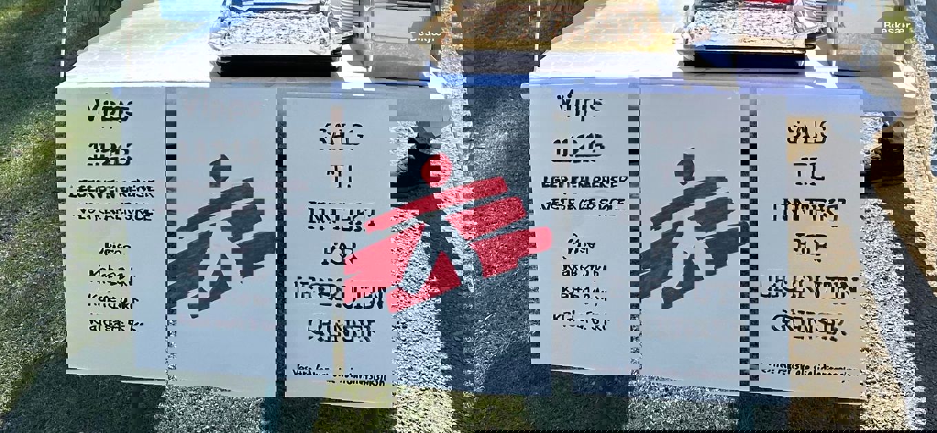 et skilt med et rødt og hvitt symbol på et skilt med et rødt og hvitt symbol på